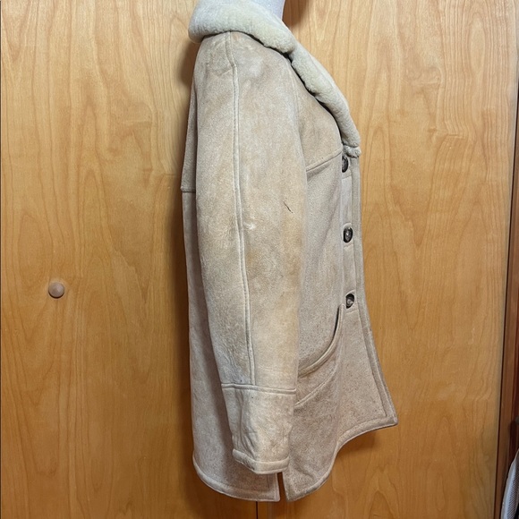 Vintage sheepskin coat with Button Closure - Picture 6 of 12